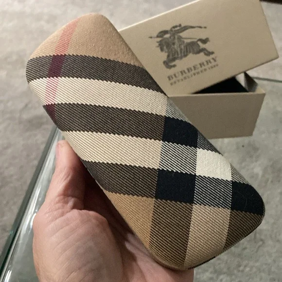 - Burberry Clam Glasses Case NEW With Box - Picture 5 of 9